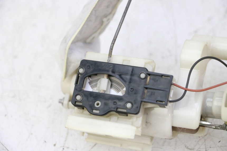 photo de BENZINEPOMP SUZUKI BURGMAN 125 (2007 - 2014) - Bevestigingspunten