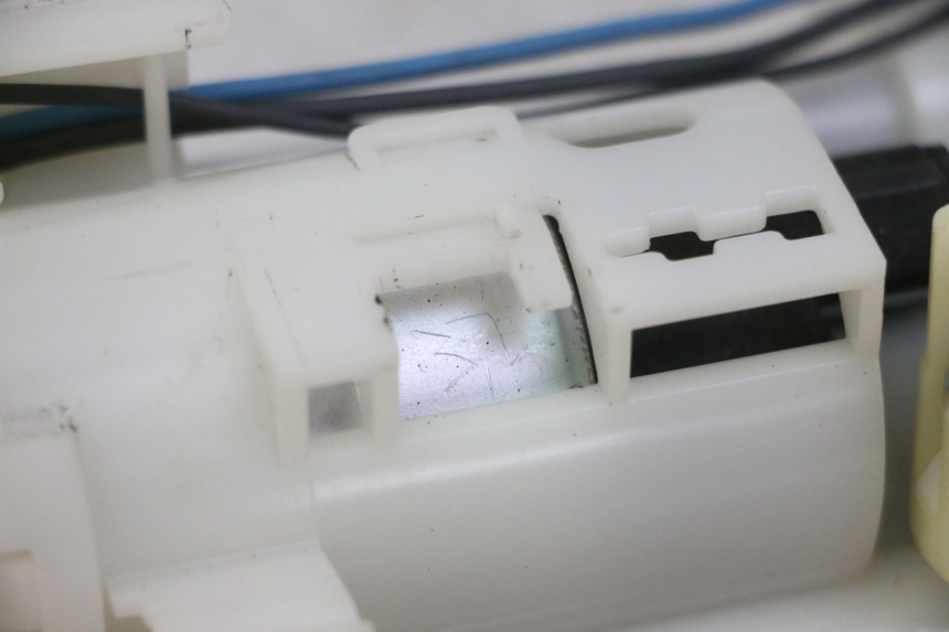 photo de BENZINEPOMP YAMAHA XJ6 ABS 600 (2008 - 2016) - Andere kijkhoek