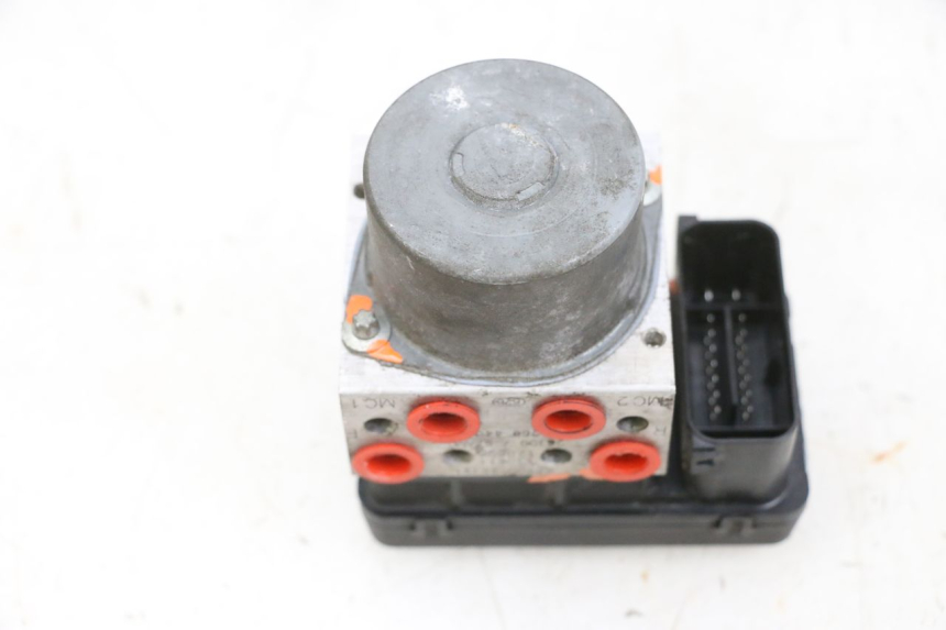 photo de ABS-POMP SUZUKI BURGMAN 650 (2013 - 2020) - Bevestigingspunten