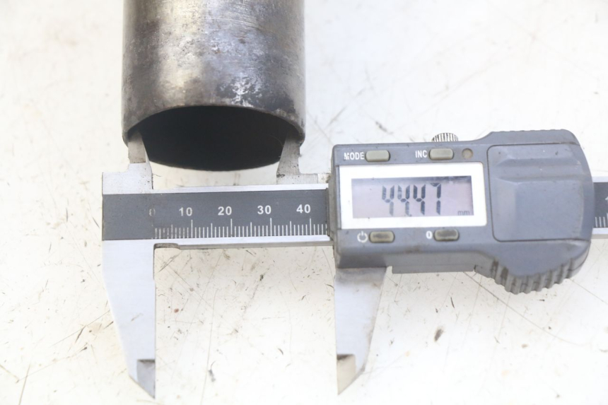 photo de RECHTER UITLAATDEMPER HONDA CBR F SC25 1000 (1989 - 1992) - Detail van het onderdeel