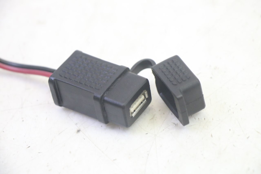 photo de SIGARETTENZIGARETTEN AANSTEKER STOPCONTACT PIAGGIO MP3 500 (2016 - 2018) - Detail van het onderdeel