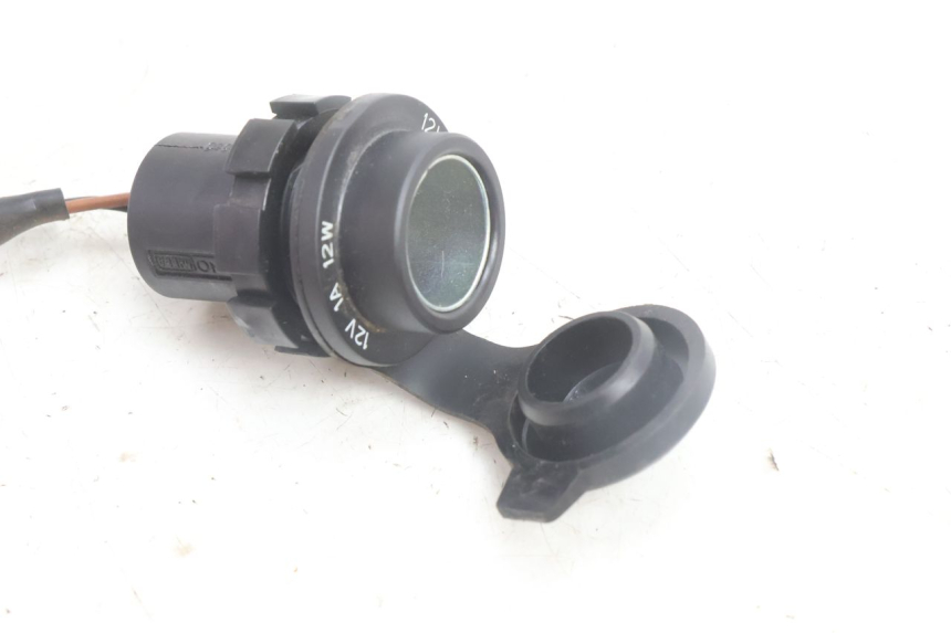photo de SIGARETTEAANSTEKERDOOS YAMAHA N-MAX NMAX 125 (2021 - 2024) - Detail van het onderdeel
