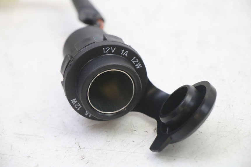 photo de SIGARETTENZIGARETTEN AANSTEKERDOOSJE YAMAHA XMAX X-MAX 125 (2021 - 2025) - Zoom op gebruiksstaat