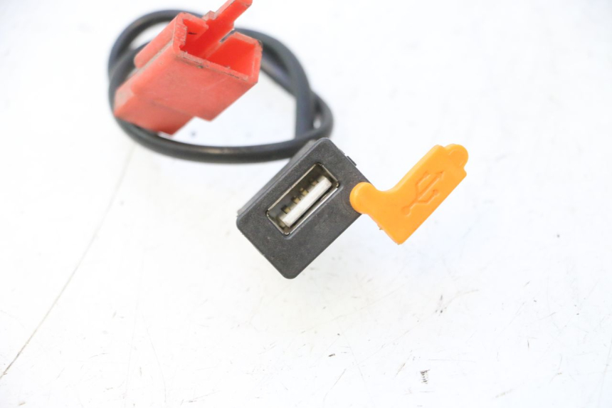 photo de USB-STOPCONTACT WAYSCRAL E-START 1 (2018 - 2022) - Zoom op gebruiksstaat