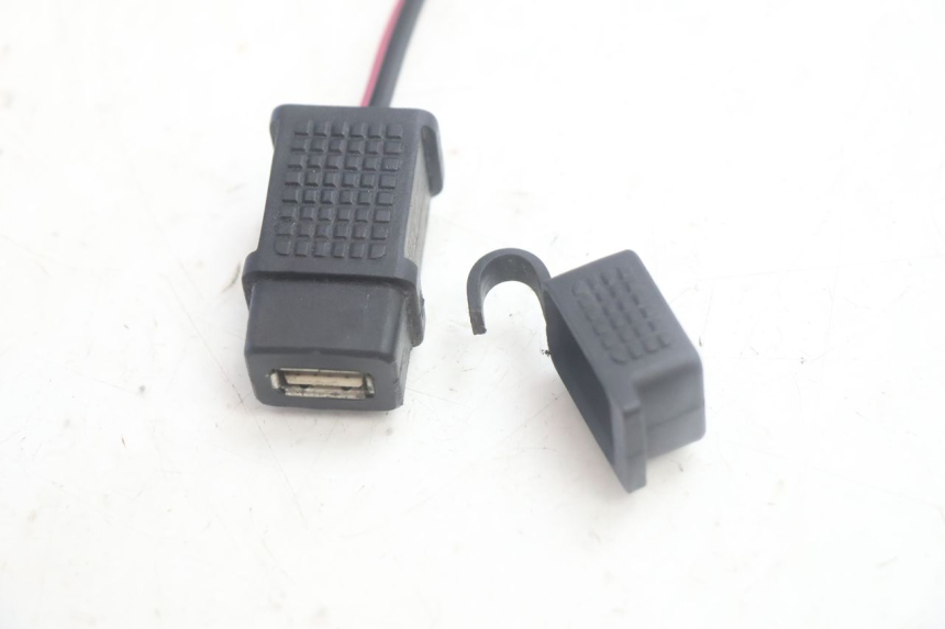 photo de USB-STOPCONTACT PIAGGIO MP3 500 (2016 - 2018) - Overzicht
