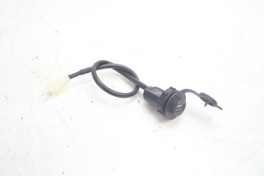 photo de USB-STOPCONTACT JM MOTORS R-MAX TECH 50 (2024 - 2026) - Hoofdaanzicht