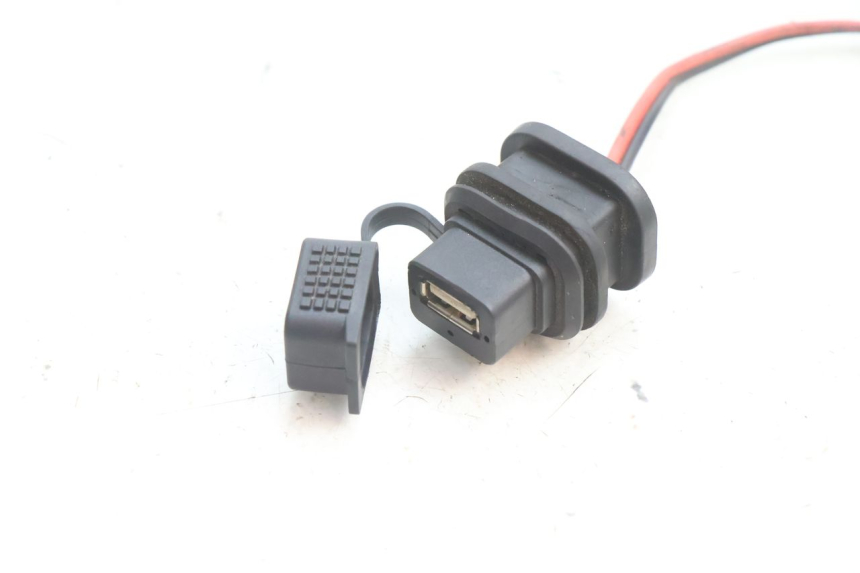 photo de USB-STOPCONTACT PIAGGIO VESPA PRIMAVERA 2T 50 (2013 - 2018) - Detail van het onderdeel