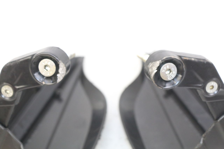photo de HANDPROTECTOR HONDA CB R 1000 (2018 - 2023) - Gecontroleerd onderdeel