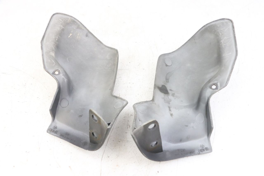photo de HANDPROTECTOR APRILIA SCARABEO GT 125 (1999 - 2007) - Detail van het onderdeel