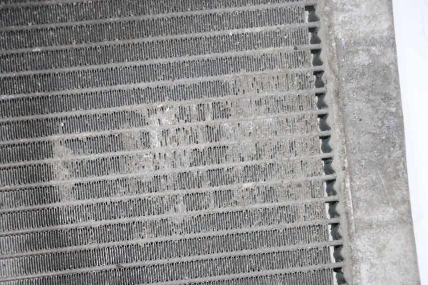 photo de RADIATEUR HONDA FJS SILVER WING SILVERWING 400 (2005 - 2008) - Focus op structuur