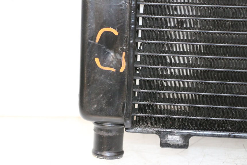 photo de RADIATEUR YAMAHA FZ6 N FAZER 600 (2004 - 2006) - Zoom op componenten