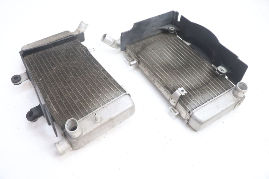 photo de RADIATEUR HONDA VFR FI RC46 800 (1998 - 2001) - Zoom op gebruiksstaat