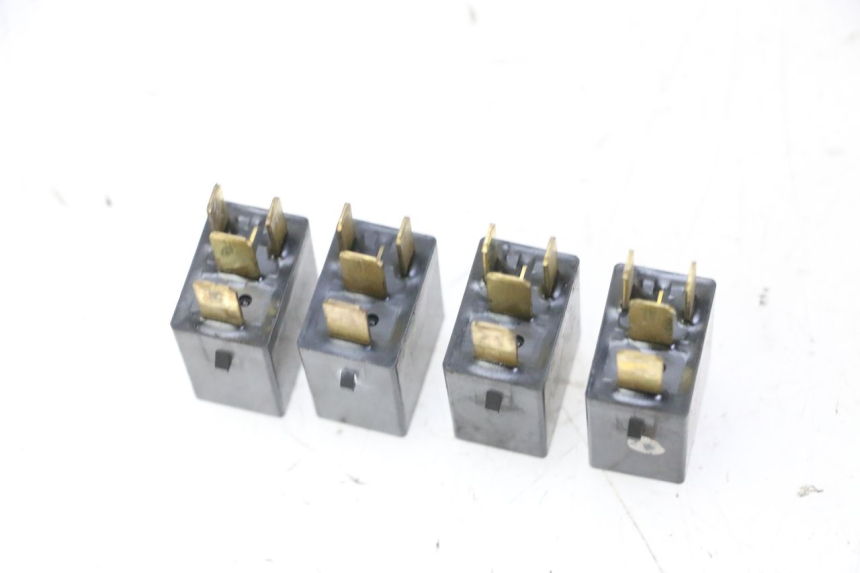 photo de ELEKTRISCH RELAIS HONDA FES S-WING SWING ABS 125 (2007 - 2015) - Andere kijkhoek