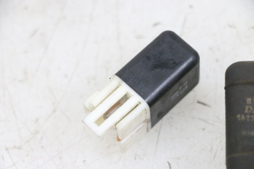 photo de ELEKTRISCH RELAIS KAWASAKI ZR 7 750 (1999 - 2004) - Andere kijkhoek