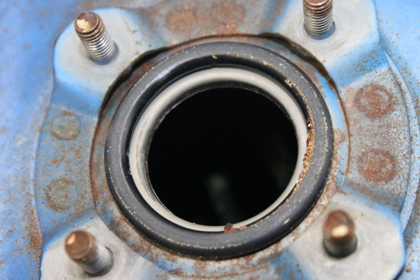 photo de BRANDSTOFTANK SUZUKI GSF S BANDIT 600 (2000 - 2004) - Detail van het onderdeel