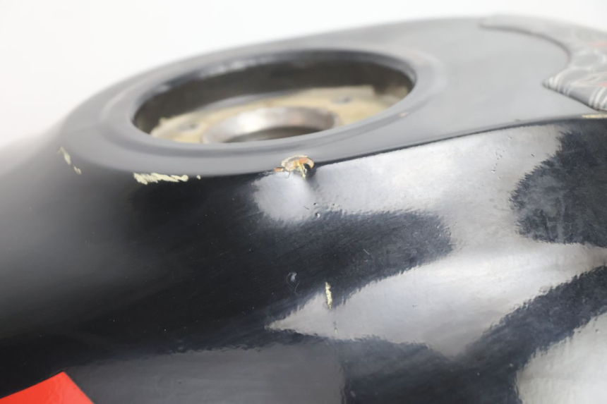 photo de BRANDSTOFTANK SUZUKI GSX F GSXF 750 (1988 - 1998) - Detail van het onderdeel