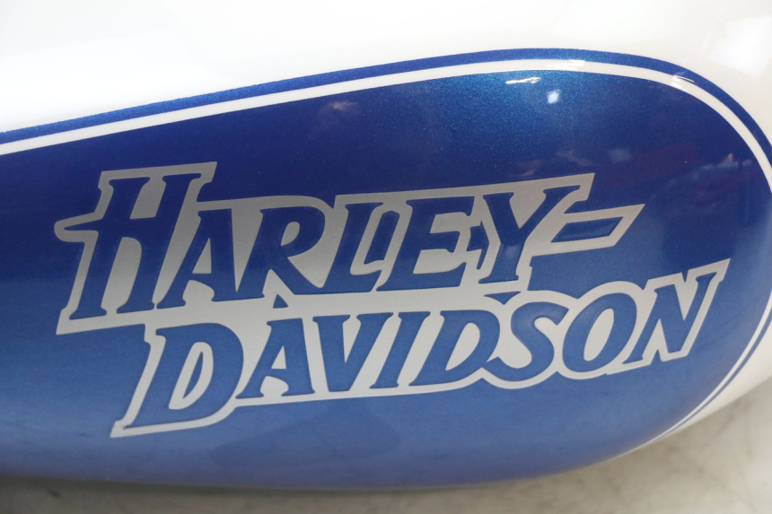 photo de BRANDSTOFTANK HARLEY DAVIDSON SPORTSTER XL CUSTOM 883 (1999 - 2006) - Zoom op gebruiksstaat