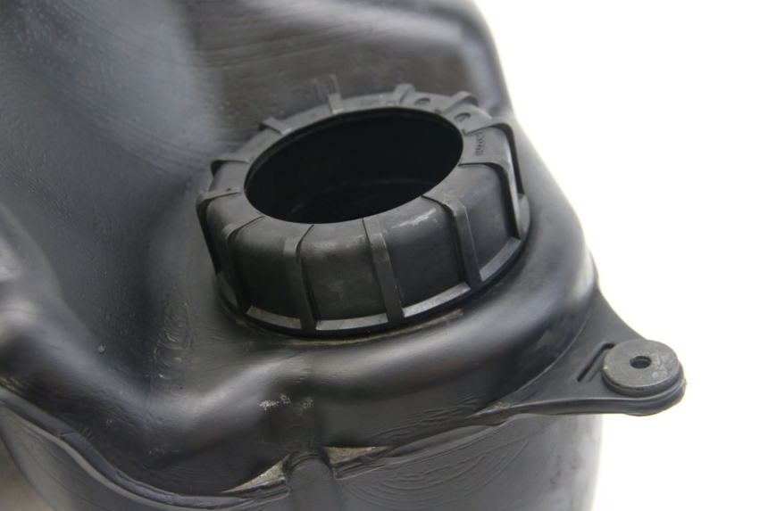 photo de BRANDSTOFTANK SUZUKI SIXTEEN 125 (2008 - 2010) - Kenmerkende details