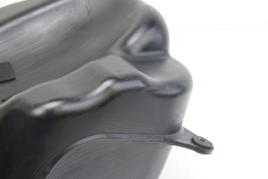 photo de BRANDSTOFTANK SUZUKI SIXTEEN 125 (2008 - 2010) - Detail van het onderdeel