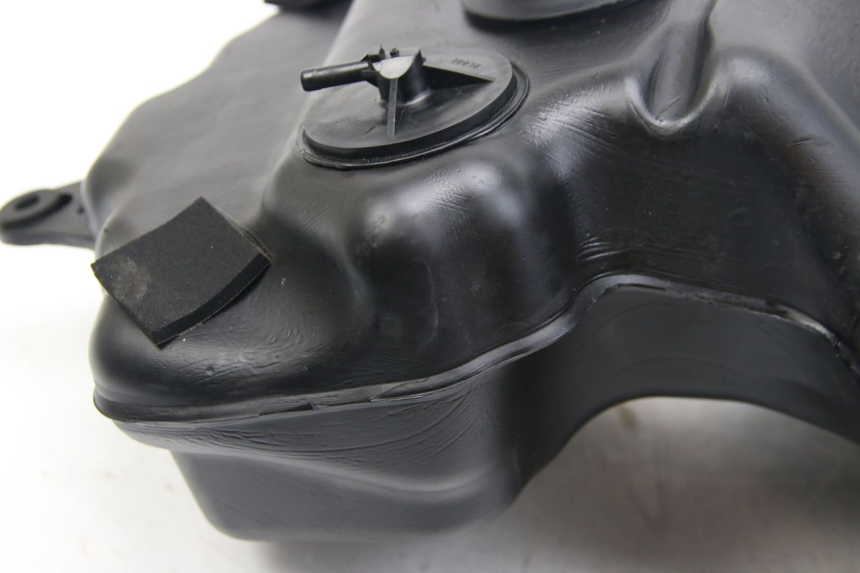 photo de BRANDSTOFTANK SUZUKI SIXTEEN 125 (2008 - 2010) - Markeringen en referenties