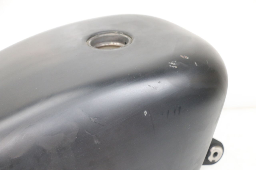 photo de BRANDSTOFTANK HARLEY DAVIDSON SPORTSTER XL CUSTOM 1200 (2003 - 2004) - Kenmerkende details