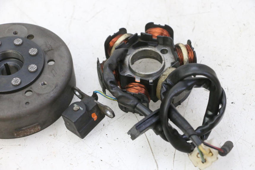 photo de ROTOR STATOREN PEUGEOT KISBEE 2T 50 (2010 - 2017) - Andere kijkhoek