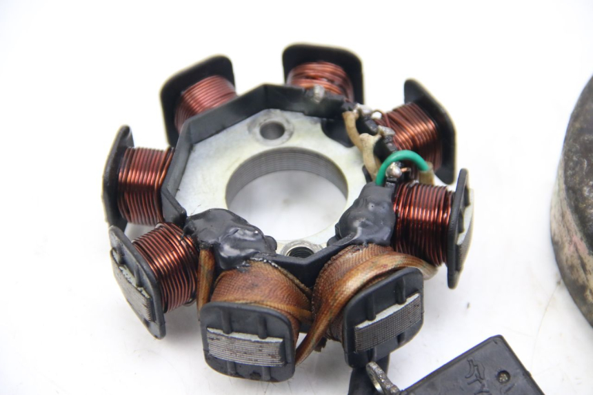 photo de ROTOR STATOREN PEUGEOT KISBEE 4T 50 (2010 - 2017) - Bevestigingspunten