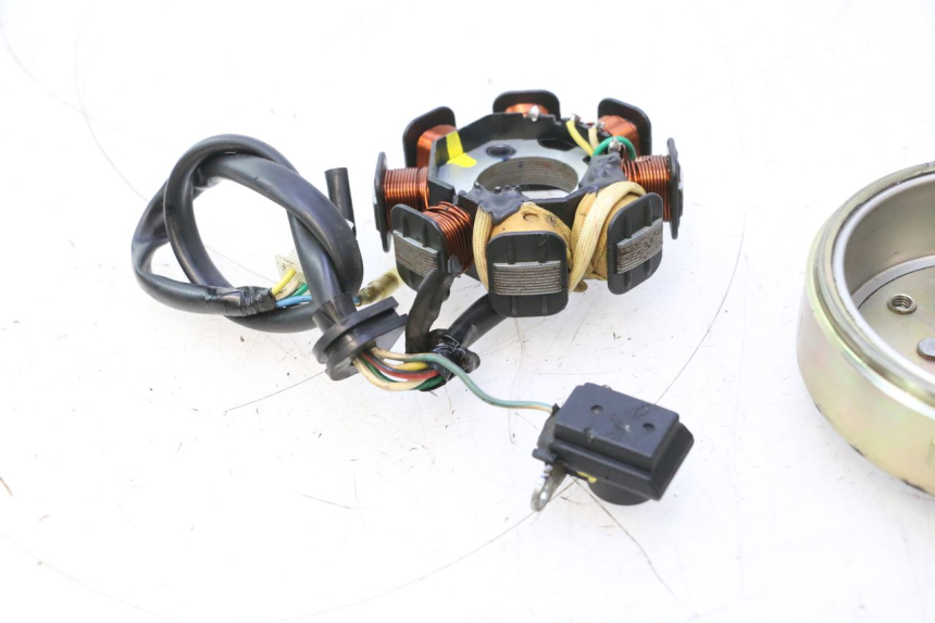photo de ROTOR STATOREN PEUGEOT KISBEE 4T 50 (2010 - 2017) - Bevestigingspunten