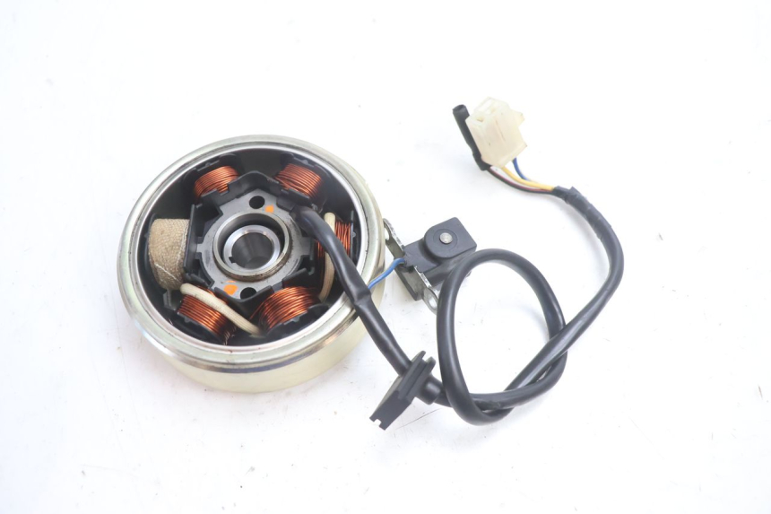 photo de ROTOR STATOREN PEUGEOT LUDIX ONE 14P 50 (2004 - 2013) - Andere kijkhoek