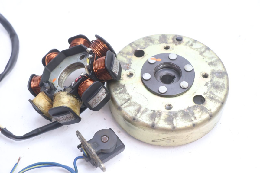photo de ROTOR STATOREN PEUGEOT V-CLIC VCLIC 50 (2007 - 2013) - Detail van het onderdeel