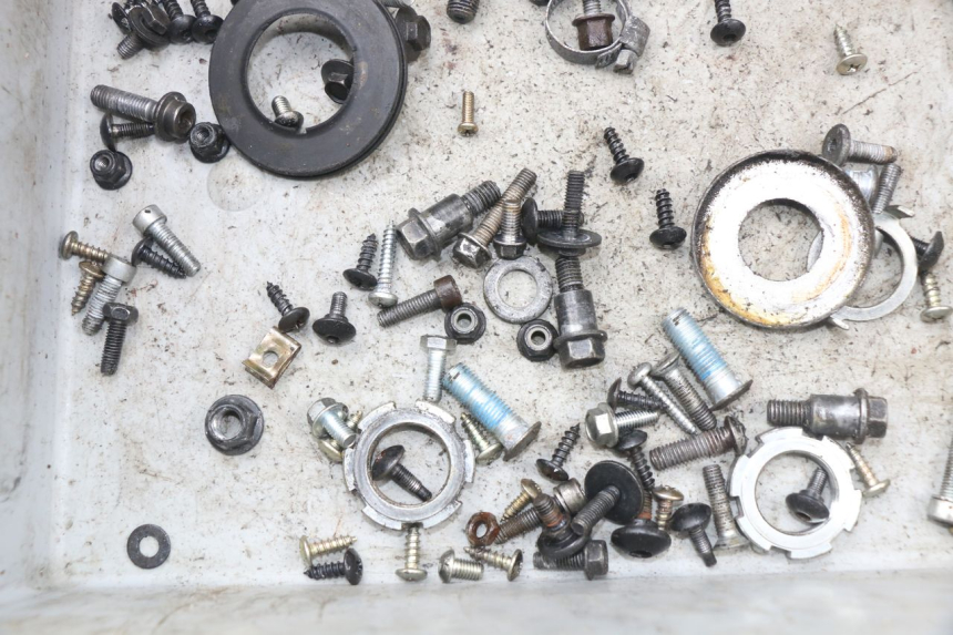 photo de ZAK SCHROEVEN EN BEVESTIGINGSMATERIAAL YAMAHA AEROX NAKED 2T 50 (2013 - 2017) - Zoom op gebruiksstaat