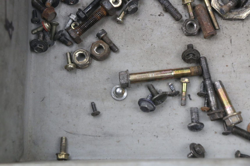 photo de ZAK SCHROEVEN EN BEVESTIGINGSMATERIAAL KYMCO AGILITY 4T 50 (2005 - 2018) - Detail van het onderdeel