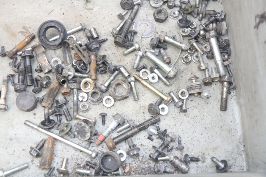 photo de ZAK SCHROEVEN EN BEVESTIGINGSMATERIAAL KYMCO AGILITY 4T 50 (2018 - 2022) - Zoom op gebruiksstaat