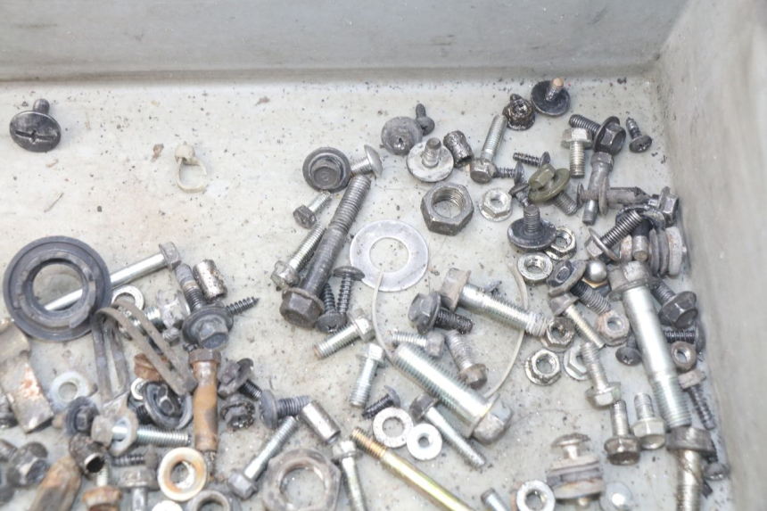 photo de ZAK SCHROEVEN EN BEVESTIGINGSMATERIAAL KYMCO AGILITY 4T 50 (2018 - 2022) - Andere kijkhoek