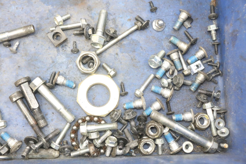 photo de ZAK SCHROEVEN EN BEVESTIGINGSMATERIAAL KYMCO AGILITY 4T 50 (2018 - 2022) - Zoom op gebruiksstaat