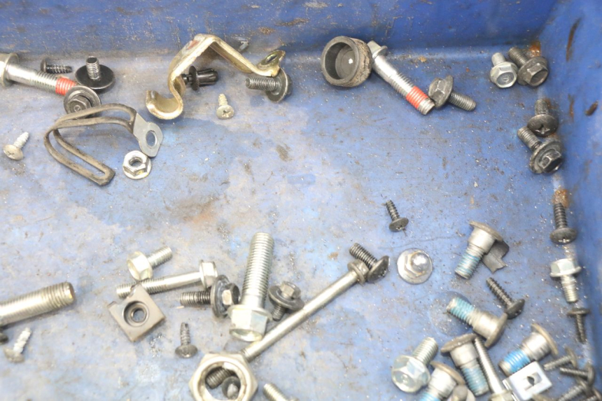 photo de ZAK SCHROEVEN EN BEVESTIGINGSMATERIAAL KYMCO AGILITY 4T 50 (2018 - 2022) - Andere kijkhoek