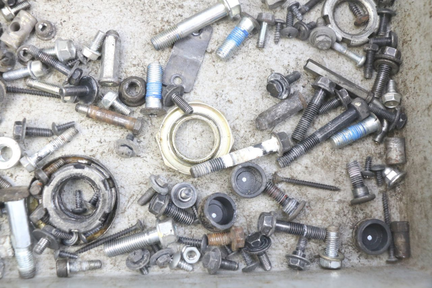 photo de ZAK SCHROEVEN EN BEVESTIGINGSMATERIAAL KYMCO AGILITY 4T 50 (2018 - 2022) - Andere kijkhoek