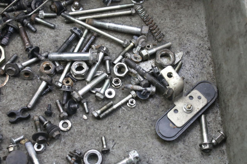 photo de ZAK SCHROEVEN EN BEVESTIGINGSMATERIAAL KYMCO AGILITY 4T 50 (2018 - 2022) - Detail van het onderdeel