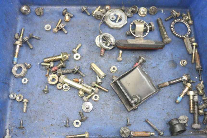 photo de ZAK SCHROEVEN EN BEVESTIGINGSMATERIAAL KYMCO AGILITY 4T 50 (2005 - 2018) - Detail van het onderdeel