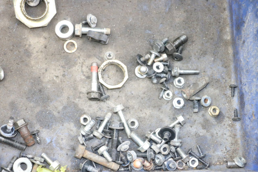 photo de ZAK SCHROEVEN EN BEVESTIGINGSMATERIAAL KYMCO AGILITY 4T 50 (2018 - 2022) - Zoom op gebruiksstaat