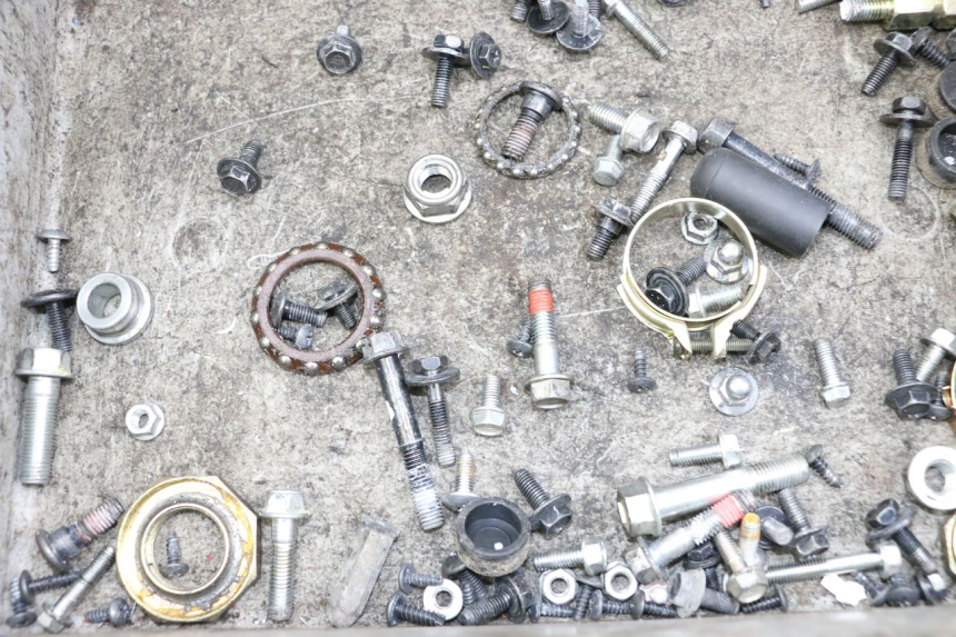 photo de ZAK SCHROEVEN EN BEVESTIGINGSMATERIAAL KYMCO AGILITY 4T 50 (2018 - 2022) - Detail van het onderdeel