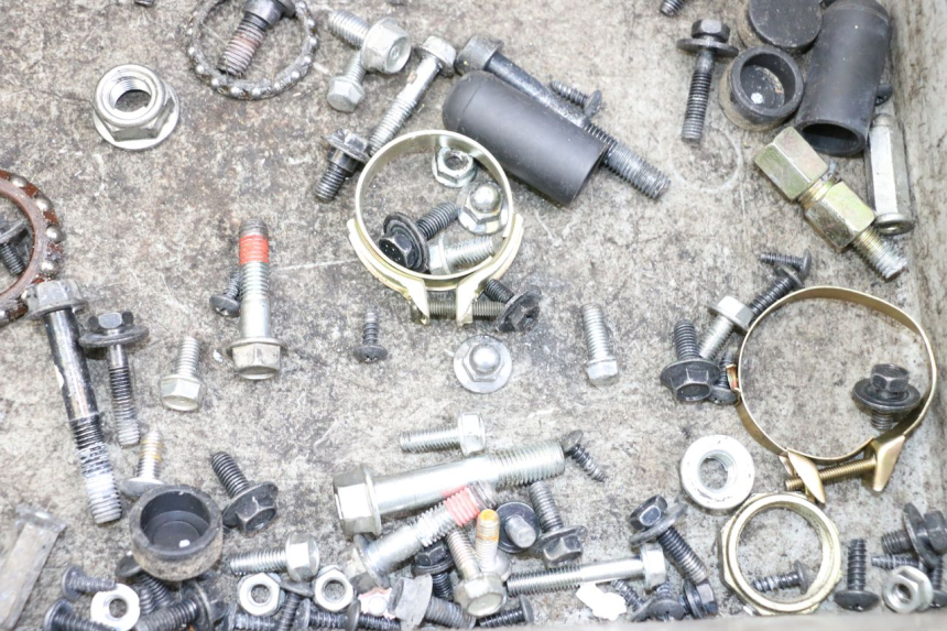 photo de ZAK SCHROEVEN EN BEVESTIGINGSMATERIAAL KYMCO AGILITY 4T 50 (2018 - 2022) - Zoom op gebruiksstaat