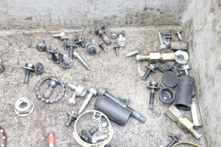 photo de ZAK SCHROEVEN EN BEVESTIGINGSMATERIAAL KYMCO AGILITY 4T 50 (2018 - 2022) - Andere kijkhoek