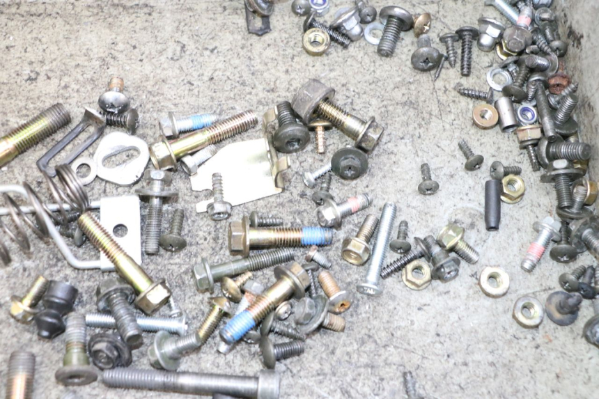 photo de ZAK SCHROEVEN EN BEVESTIGINGSMATERIAAL KYMCO AGILITY 4T 50 (2005 - 2018) - Detail van het onderdeel