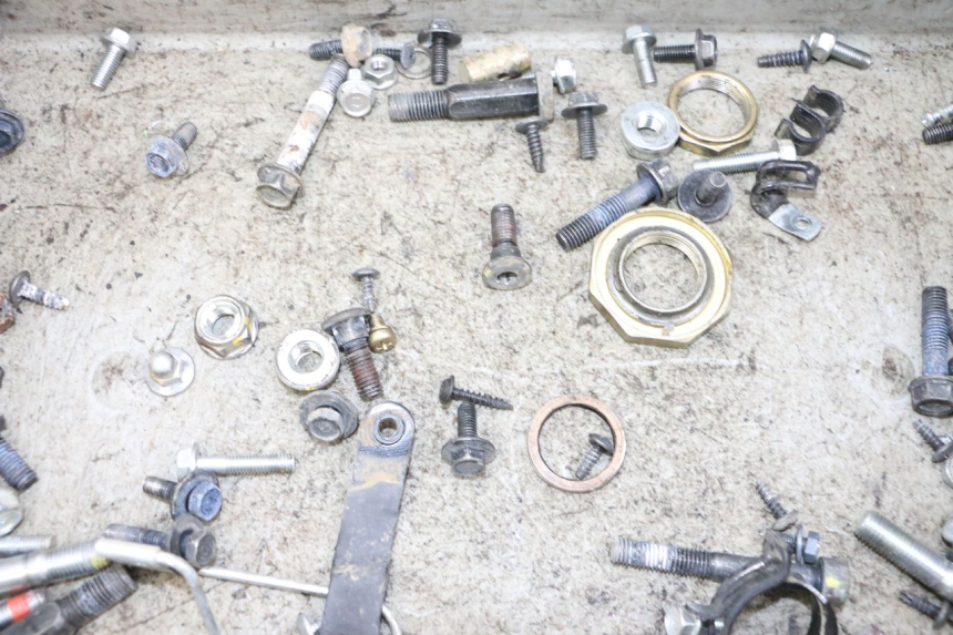 photo de ZAK SCHROEVEN EN BEVESTIGINGSMATERIAAL KYMCO AGILITY 4T 50 (2018 - 2022) - Detail van het onderdeel