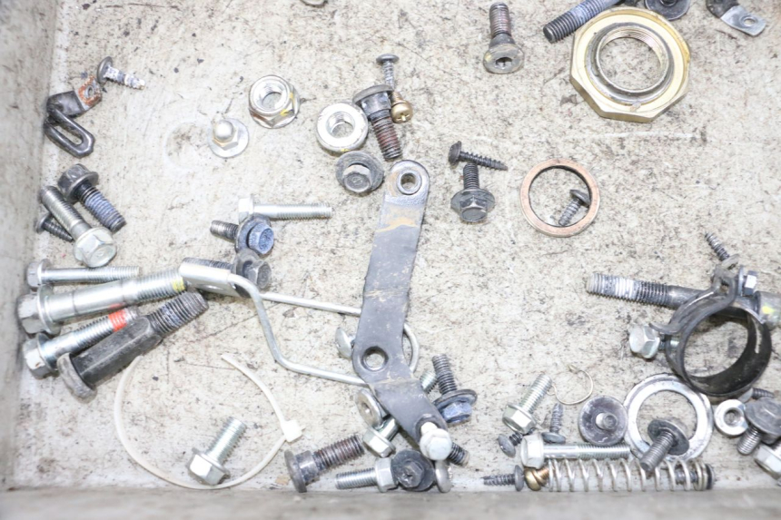 photo de ZAK SCHROEVEN EN BEVESTIGINGSMATERIAAL KYMCO AGILITY 4T 50 (2018 - 2022) - Zoom op gebruiksstaat