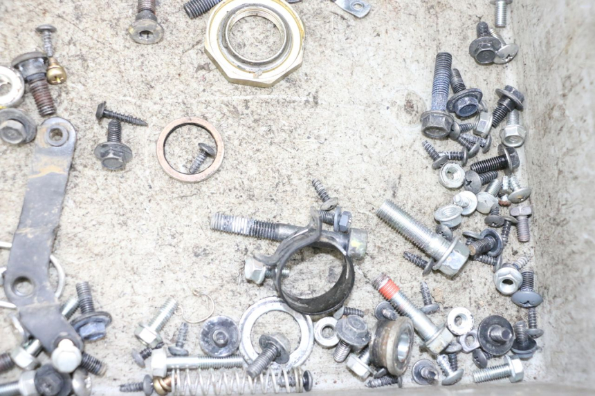 photo de ZAK SCHROEVEN EN BEVESTIGINGSMATERIAAL KYMCO AGILITY 4T 50 (2018 - 2022) - Andere kijkhoek