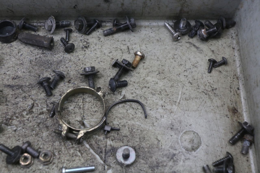 photo de ZAK SCHROEVEN EN BEVESTIGINGSMATERIAAL KYMCO AGILITY CARRY 50 (2011 - 2020) - Zoom op gebruiksstaat