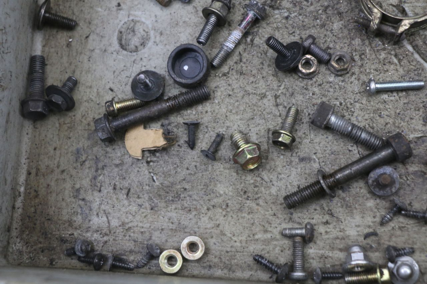 photo de ZAK SCHROEVEN EN BEVESTIGINGSMATERIAAL KYMCO AGILITY CARRY 50 (2011 - 2020) - Andere kijkhoek