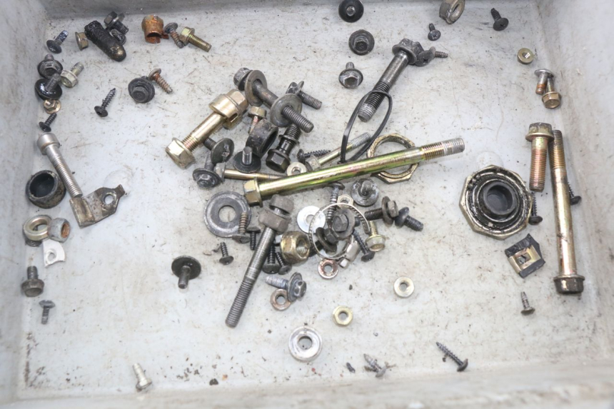 photo de ZAK SCHROEVEN EN BEVESTIGINGSMATERIAAL KYMCO AGILITY FR 2T 50 (2012 - 2017) - Detail van het onderdeel